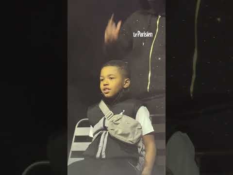 Le fils de Werenoi, Omar, débarque sur scène pour rendre hommage à son père